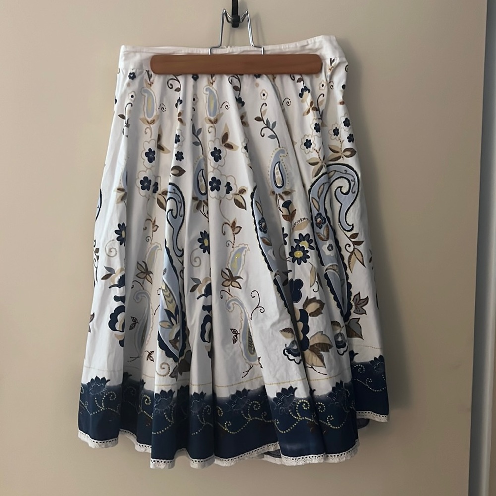 Women’s blue and white patterned whimsical circle skirt size S